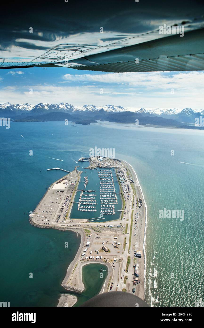 ALASKA, Homer, una vista aerea della baia di Homer Spit and Marina, Land's End, Kachemak Bay con le montagne Kenai in lontananza Foto Stock