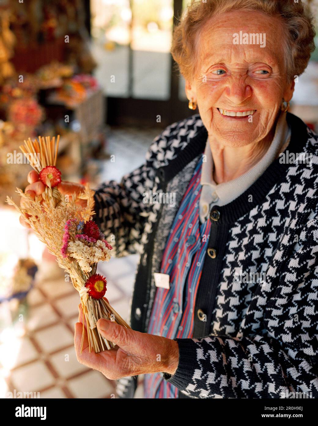 AUSTRIA, Weiden Am See, Magdalena Horvath presso il suo stand azienda vende frumento ed essiccato floreali, Burgenland Foto Stock
