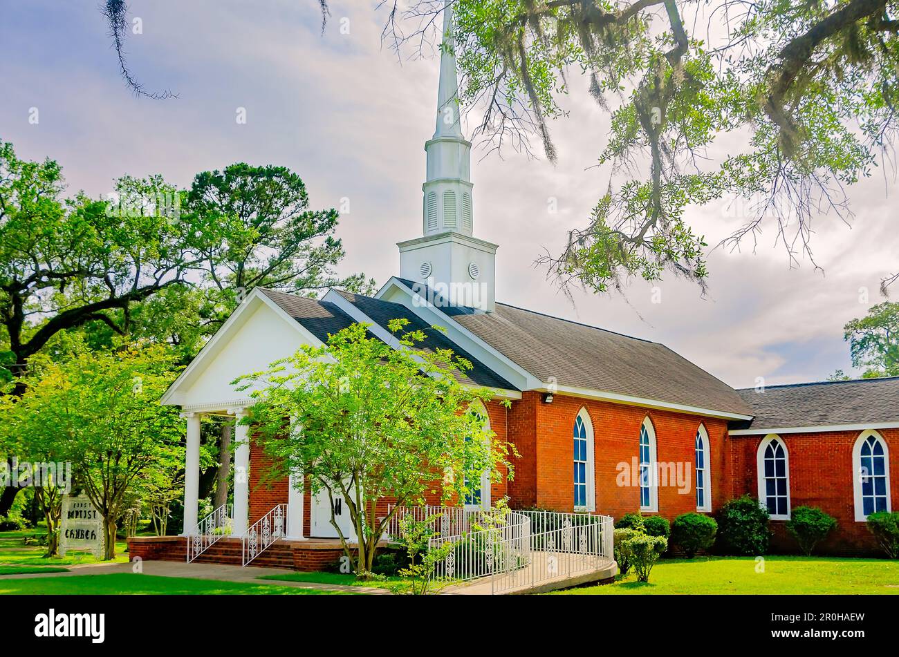 La prima chiesa Battista di Bayou la Batre è nella foto, il 2 maggio 2023, a Bayou la Batre, Alabama. La chiesa fu costruita nel 1890s. Foto Stock