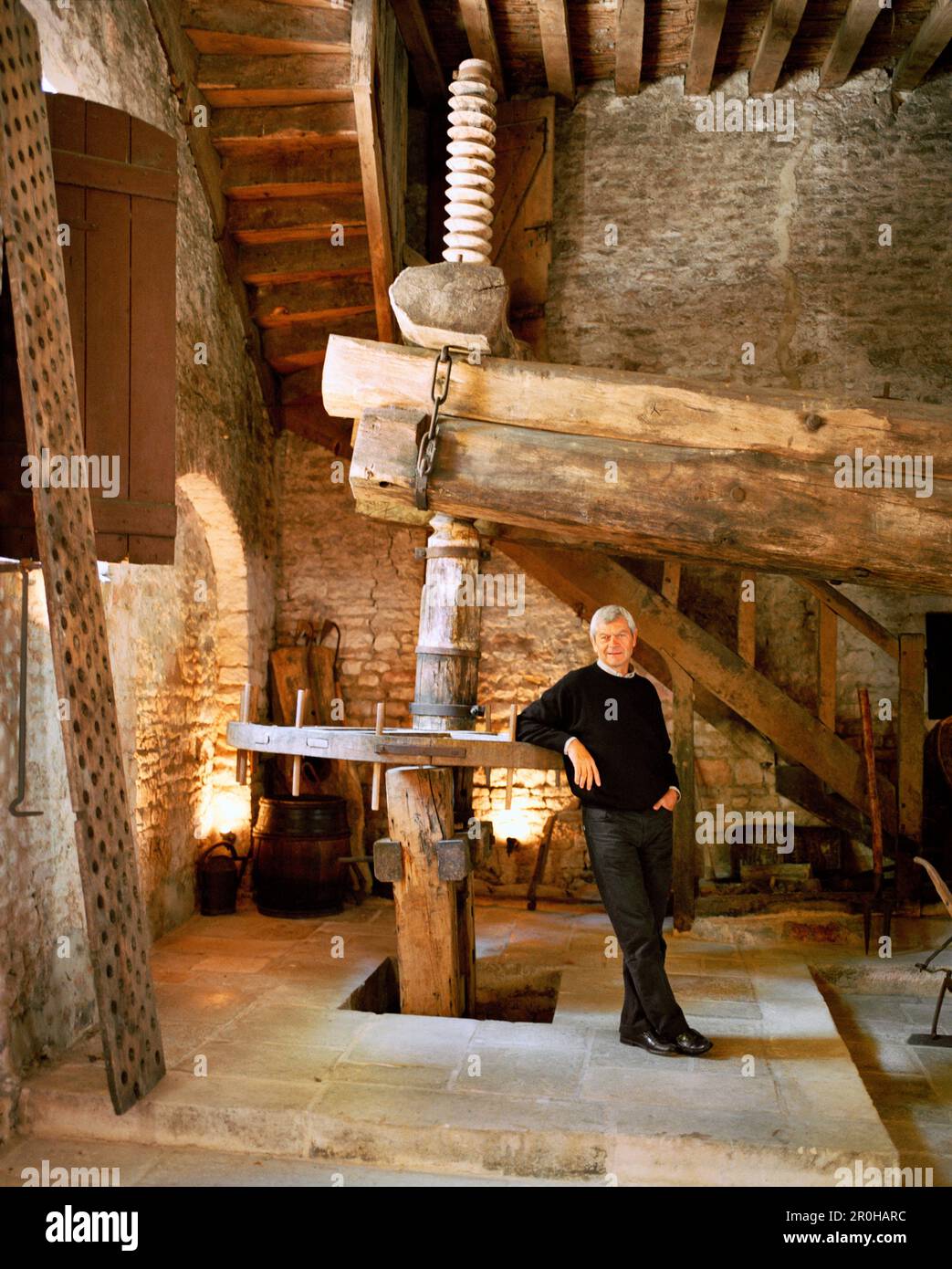 Francia, Borgogna, Michael Laroche nella sua uva vecchia camera di pressatura, Chablis Foto Stock