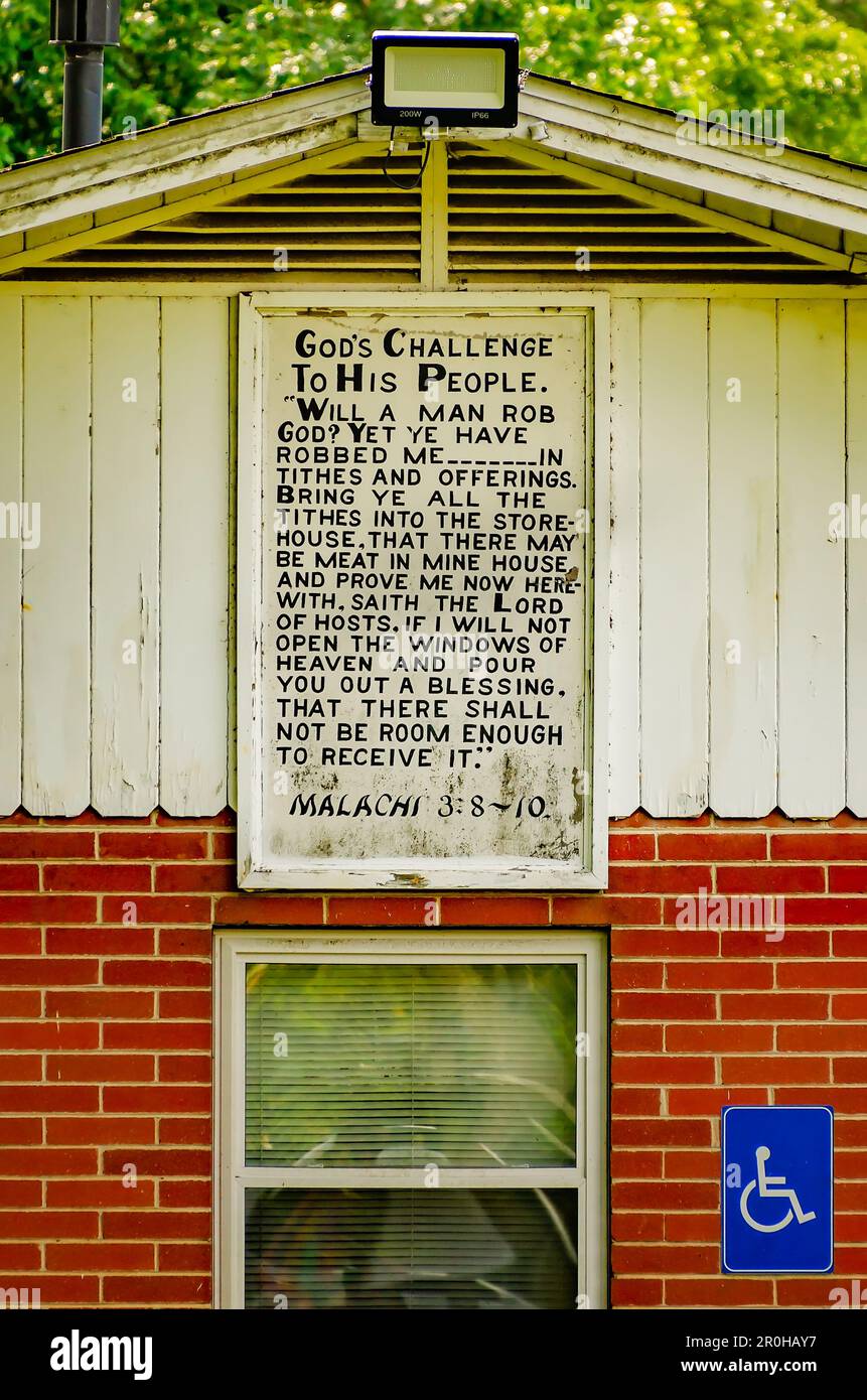 La sfida di Dio al suo popolo, da Malachia 3:8-10, è pubblicata nella prima chiesa Battista di Bayou la Batre, 2 maggio 2023, a Bayou la Batre, Alabama. Foto Stock