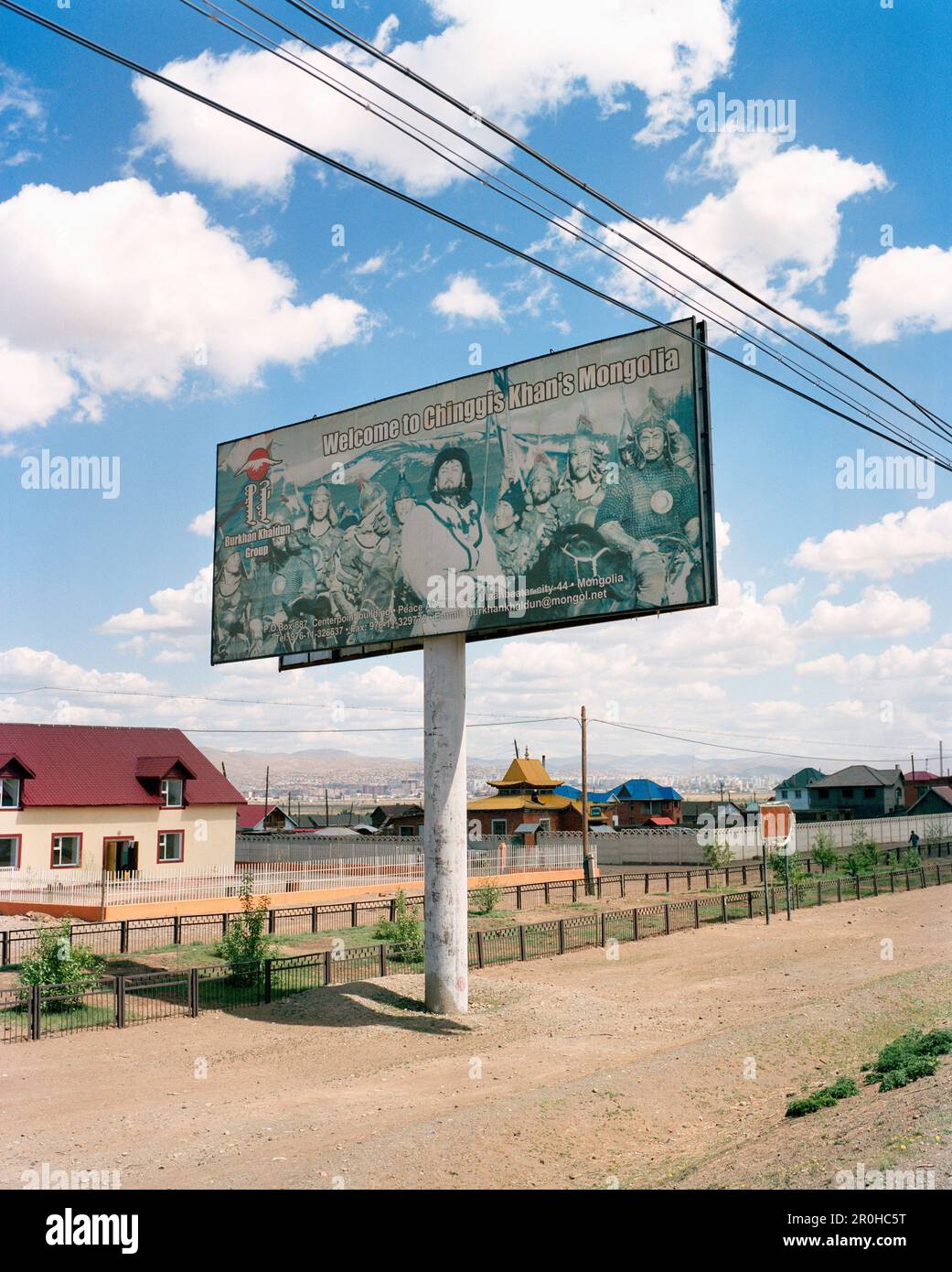 MONGOLIA, Ulaanbaatar, Chinggis Khan cartello di benvenuto sulla strada Foto Stock