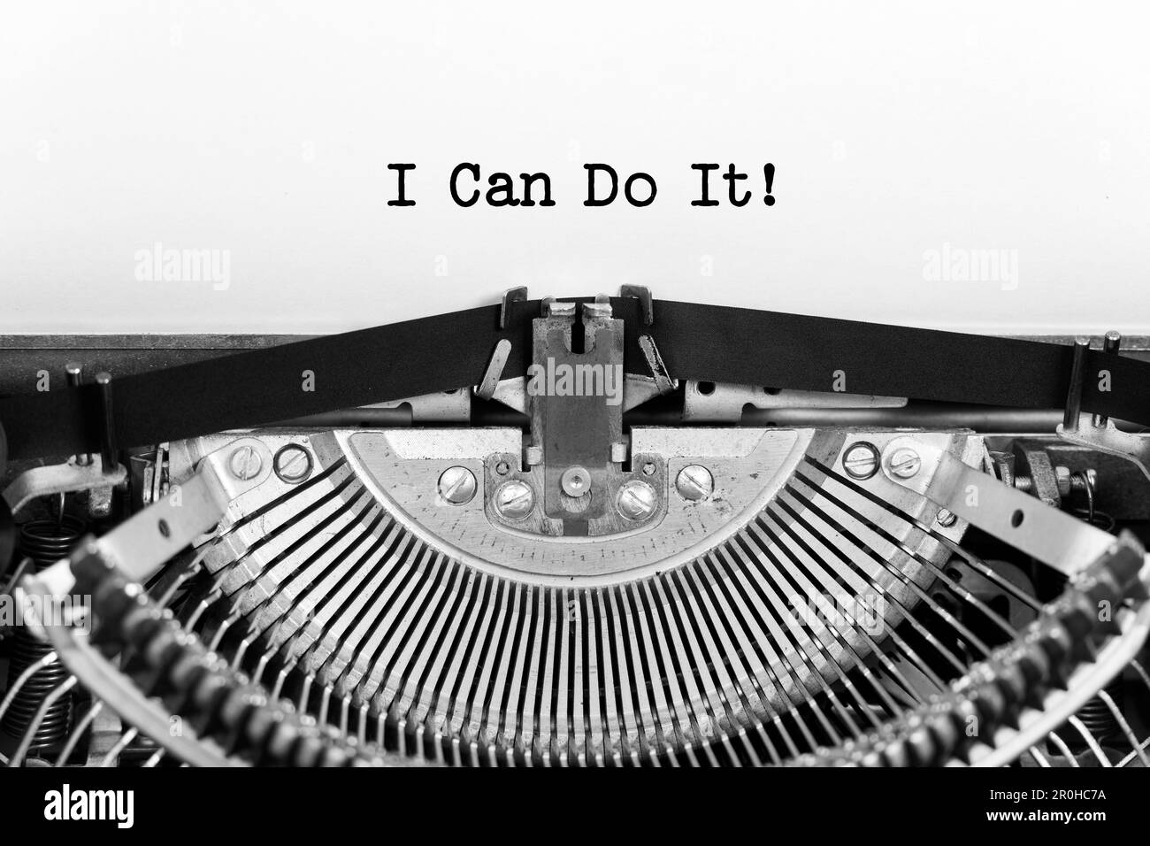 Posso farlo frase closeup che sta digitando e centrato su un foglio di carta su vecchia macchina da scrivere vintage meccanica Foto Stock