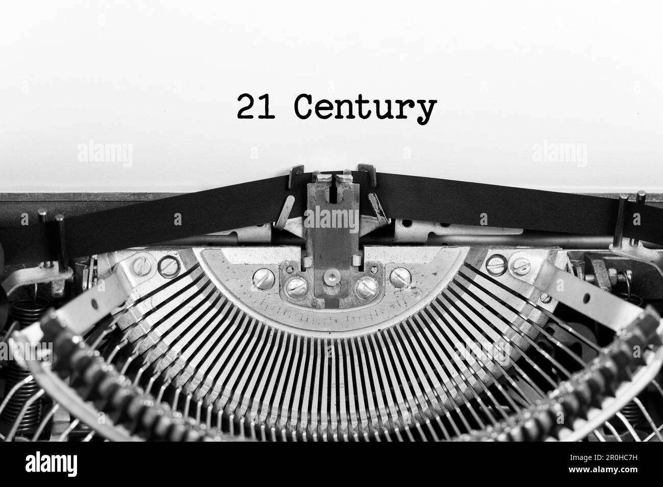 21 ° secolo closeup parola che sta digitando e centrato su un foglio di carta su vecchia macchina da scrivere d'epoca meccanica Foto Stock