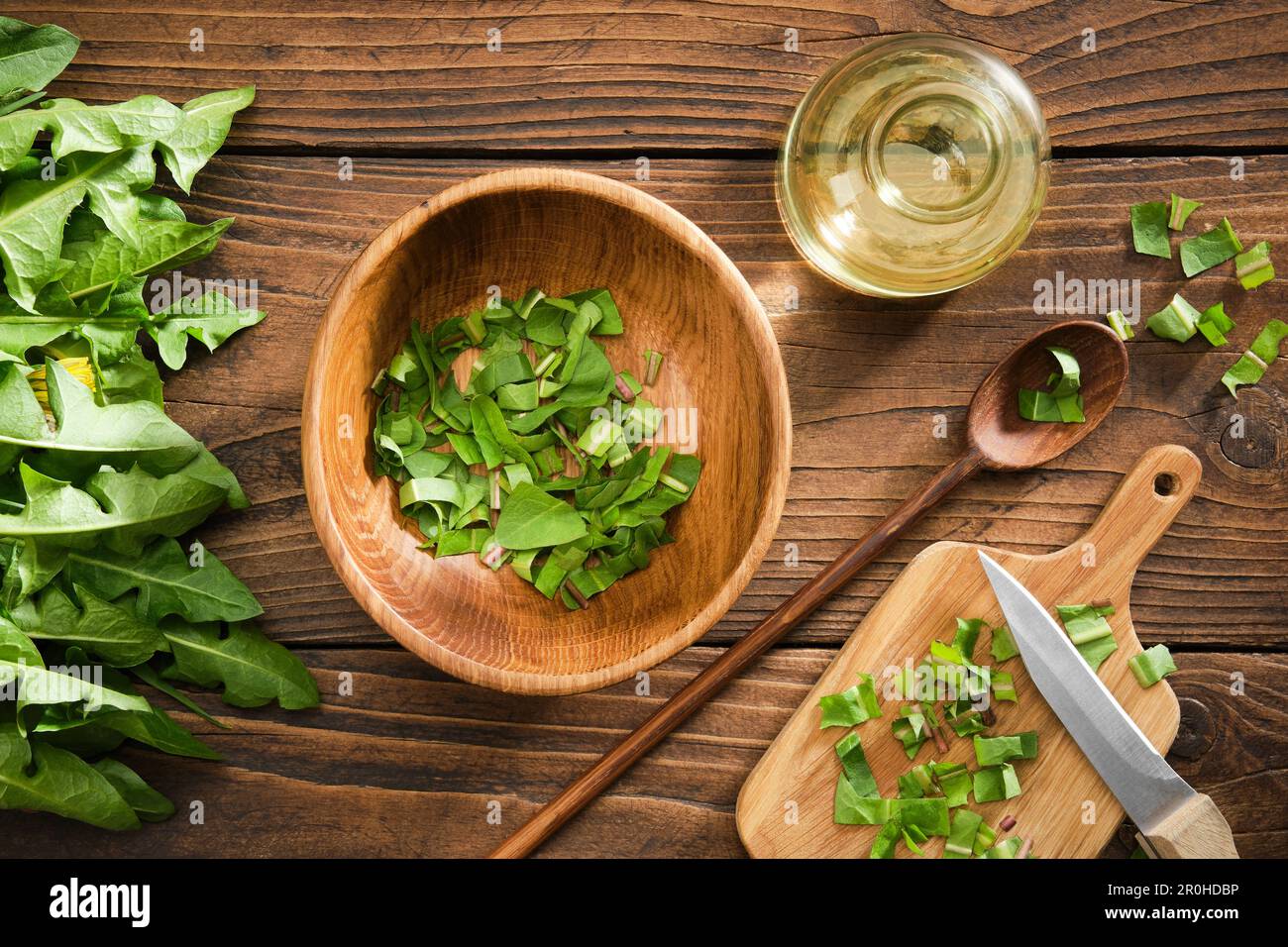 Foglie di dente di leone fresco raccolte pronto a trinciare. Verde crudo Verde Dandelion Verde biologico per cucinare insalata. Mangiare sano. Vista dall'alto, disposizione piatta. Foto Stock
