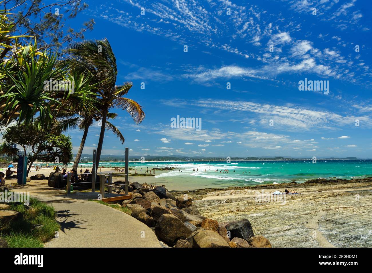 Vista a nord sulla baia di Rainbow in una giornata estiva di sole. Coolangatta, Gold Coast, Queensland, Australia Foto Stock