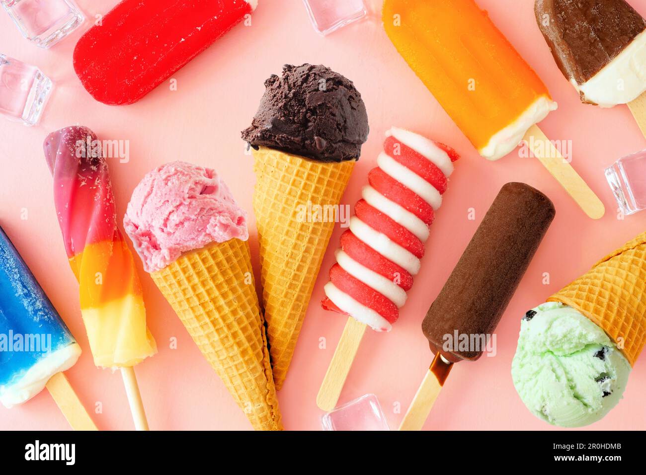 Assortimento di cioccolato e colorati dessert surgelati estivi. Vista dall'alto verso il basso scena da tavolo su sfondo rosa. Foto Stock