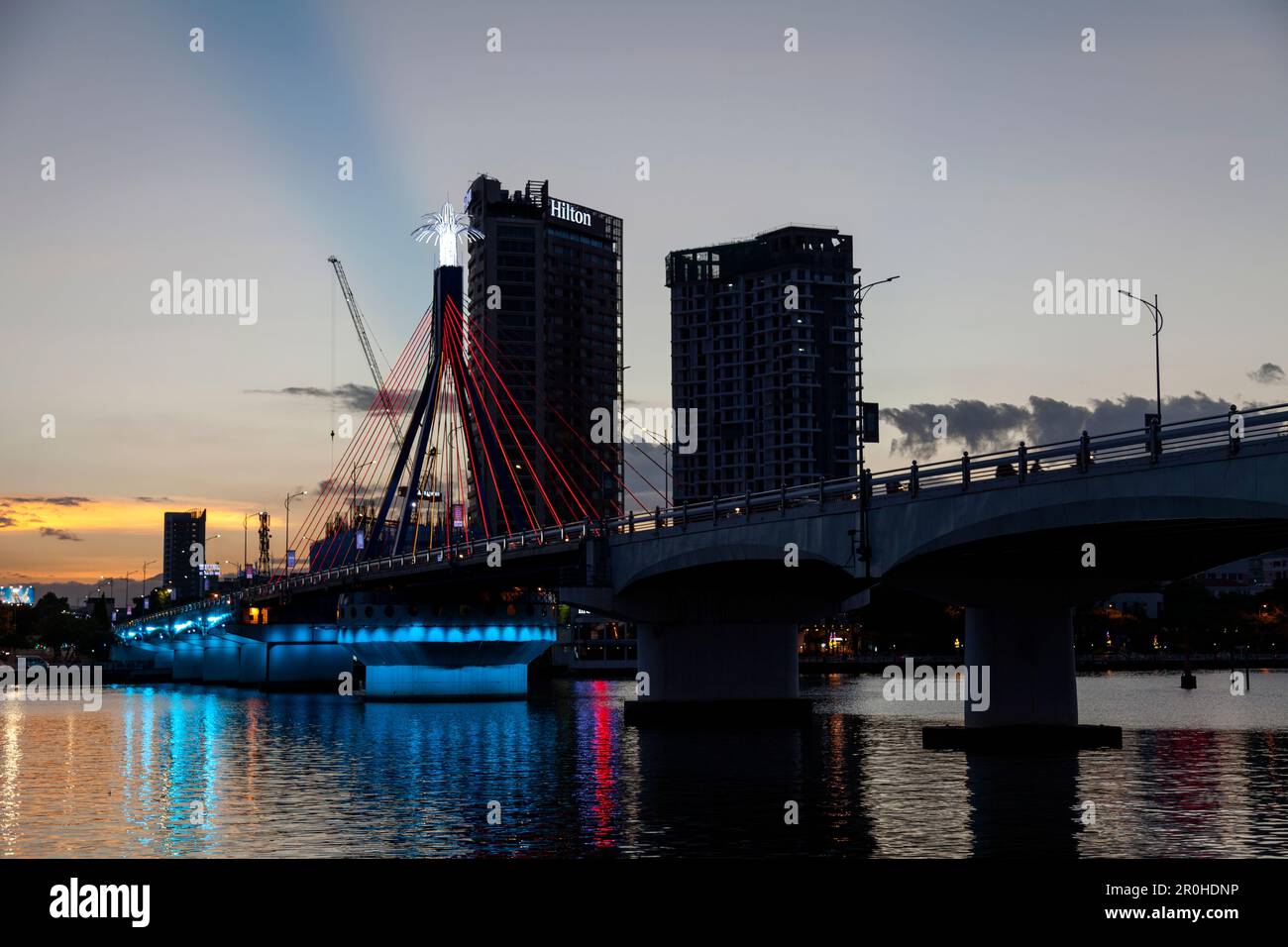 Da Nang, Vietnam - 20 2018 agosto: Il ponte sul fiume Hàn (vietnamita: Cầu Sông Hàn) è un ponte sospeso sul lato ovest del fiume Hàn. Foto Stock