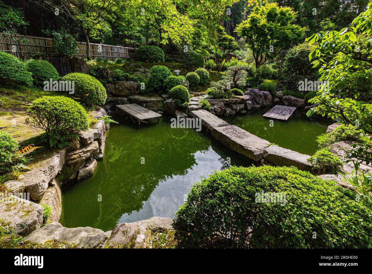 Okudono Jinya offre un assaggio della vita nelle zone rurali del Giappone durante il periodo Shogunate Tokugawa. Le attrazioni principali sono il suo bellissimo giardino di muschio calle Foto Stock