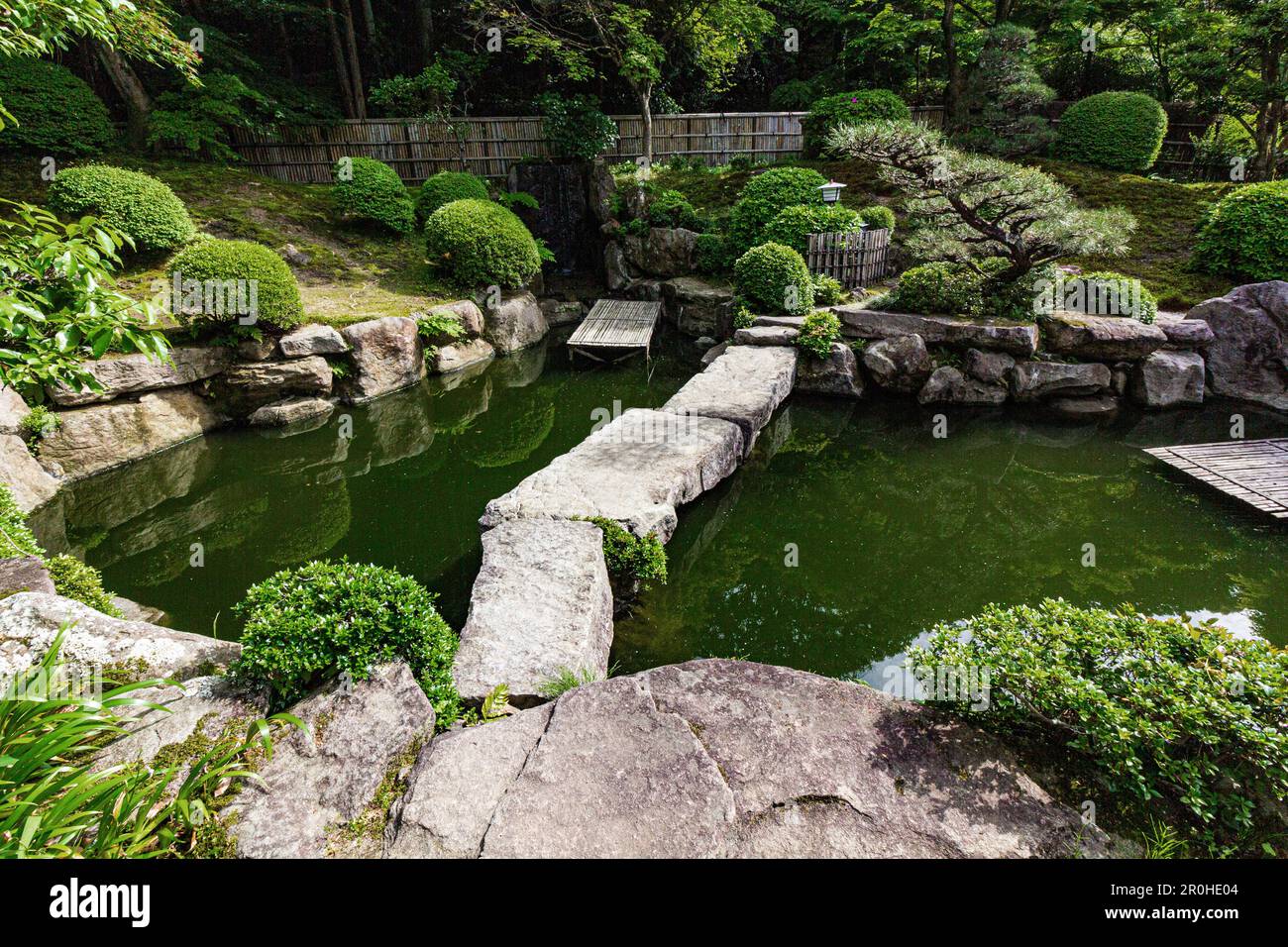 Okudono Jinya offre un assaggio della vita nelle zone rurali del Giappone durante il periodo Shogunate Tokugawa. Le attrazioni principali sono il suo bellissimo giardino di muschio calle Foto Stock