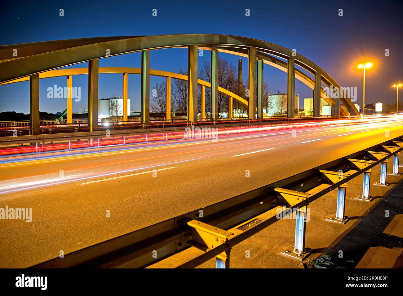 ponte sul Reno-Herne-Chanel di notte, Germania, Nord Reno-Westfalia, Ruhr Area, Oberhausen Foto Stock