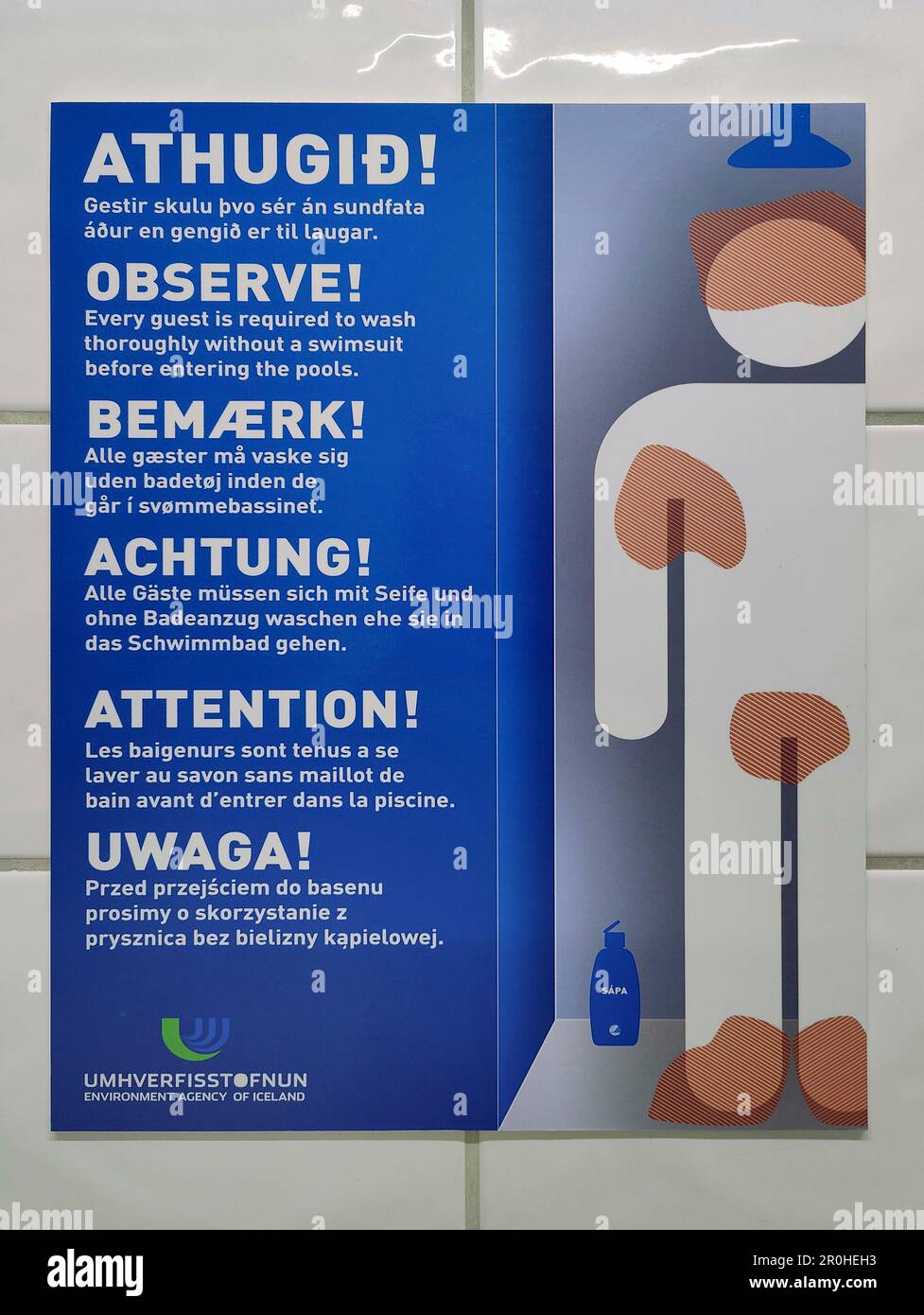 Firma ad un bagno pubblico, richiesto per lavare prima di entrare nel bagno, Islanda, Kirkjubaejarklaustur Foto Stock