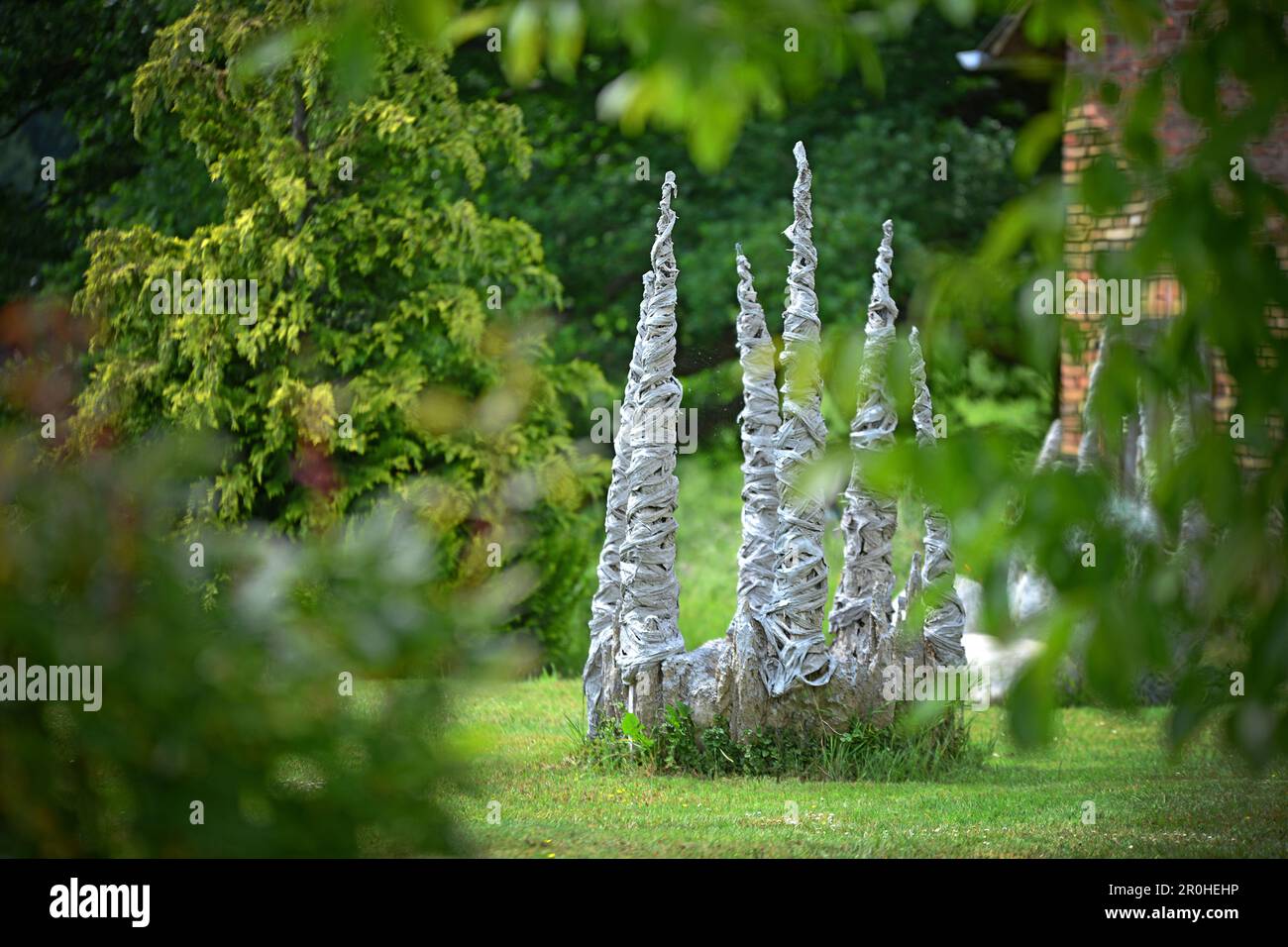 Scultura in cemento in un giardino, Germania Foto Stock