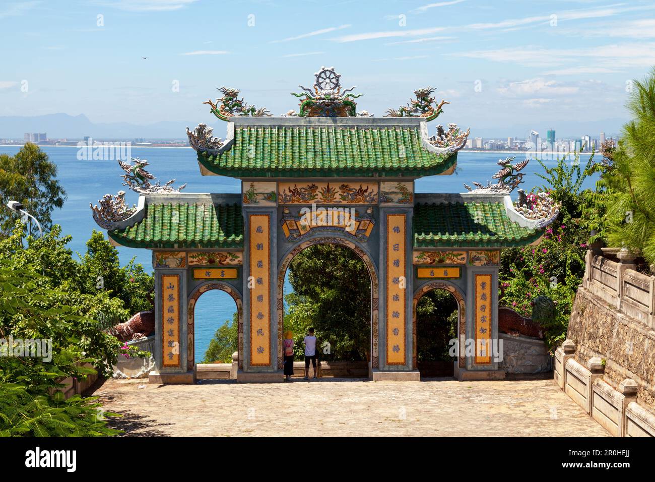 Da Nang, Vietnam - 21 2018 agosto: Porta della Pagoda Linh Ung in cima al Monte Son tra. Foto Stock