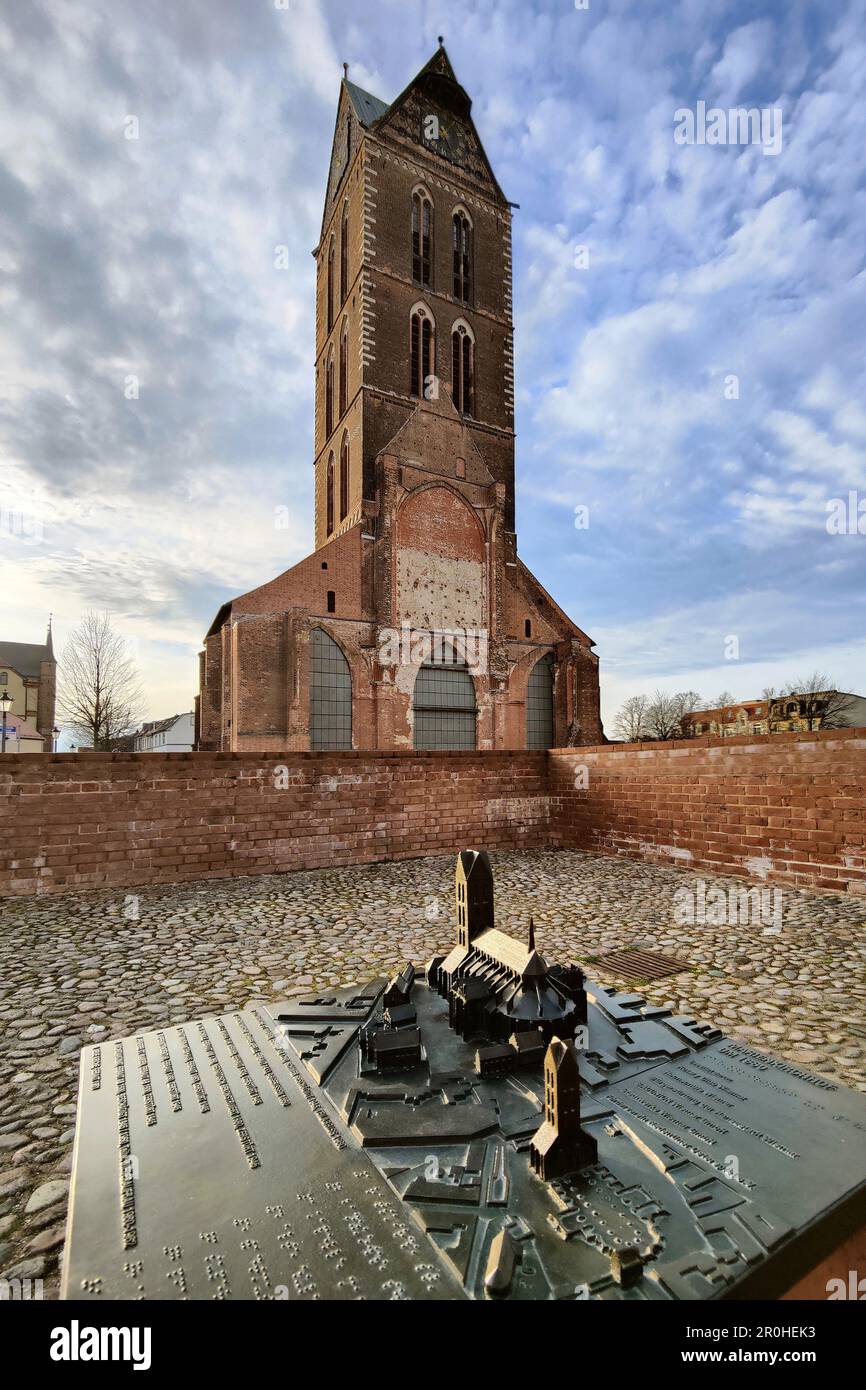 Modello storico e torre della Marienkirche, città anseatica di Wismar, Germania, Meclemburgo-Pomerania occidentale, Wismar Foto Stock