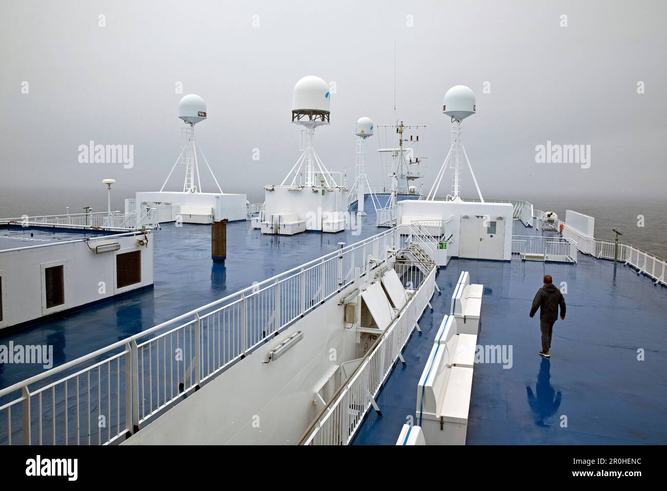 Uomo in traghetto Norroena nell'Atlantico settentrionale, Danimarca, Isole Faroe Foto Stock