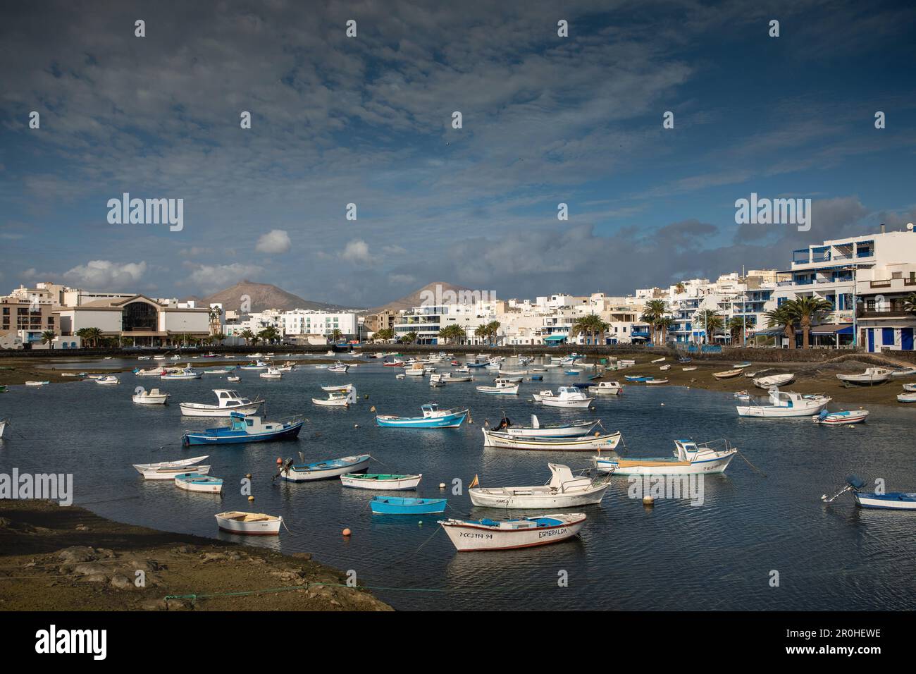 Vecchio porto di pesca Charco de San Gins con un sacco di barche, Isole Canarie, Lanzarote, Arrecife Foto Stock