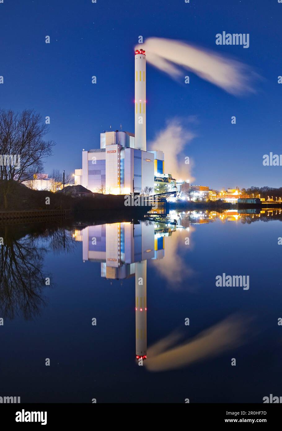 Impianto di scarico di energia GMVA sul canale Reno-Herne di notte, Germania, Renania settentrionale-Vestfalia, zona della Ruhr, Oberhausen Foto Stock