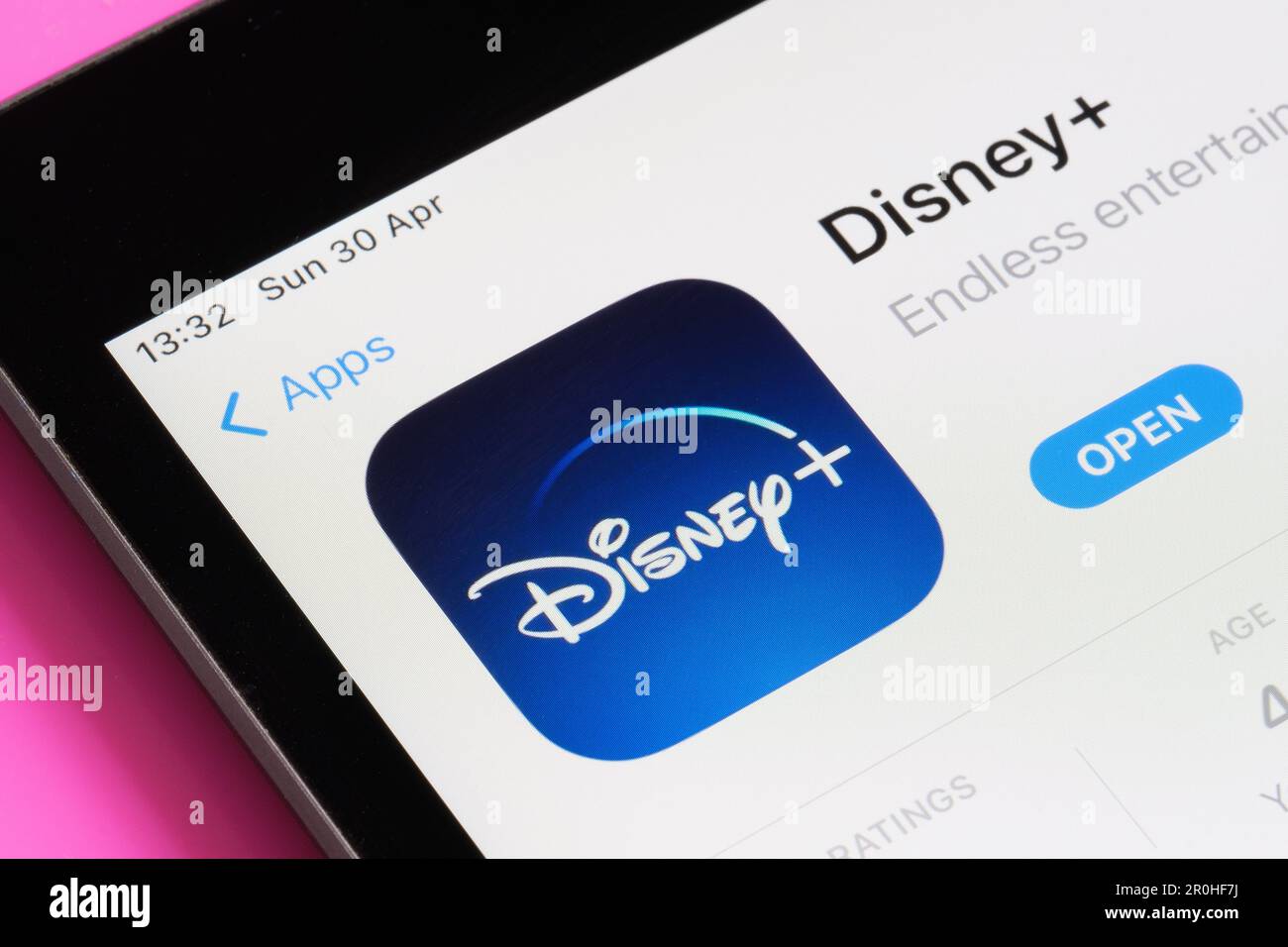 App Disney+ visualizzata in App Store sullo schermo dell'ipad. Messa a fuoco selettiva. Stafford, Regno Unito, 6 maggio 2023 Foto Stock