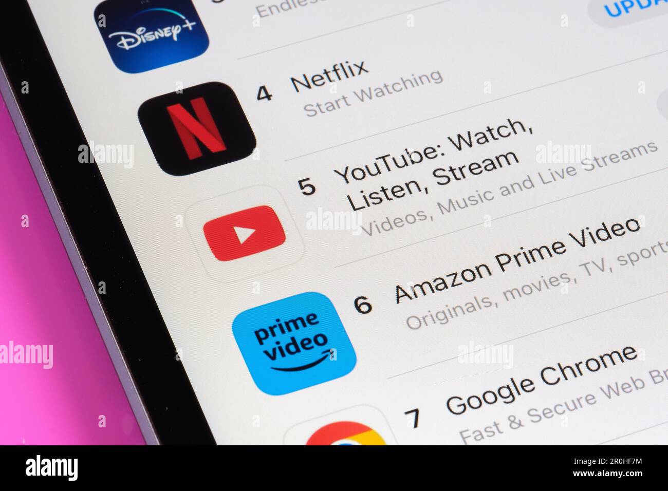 Le app Disney+, Netflix, YouTube e Amazon prime Video visualizzate sull'App Store sullo schermo dell'ipad. La tabella delle applicazioni più popolari. Messa a fuoco selettiva. Stafford, Foto Stock