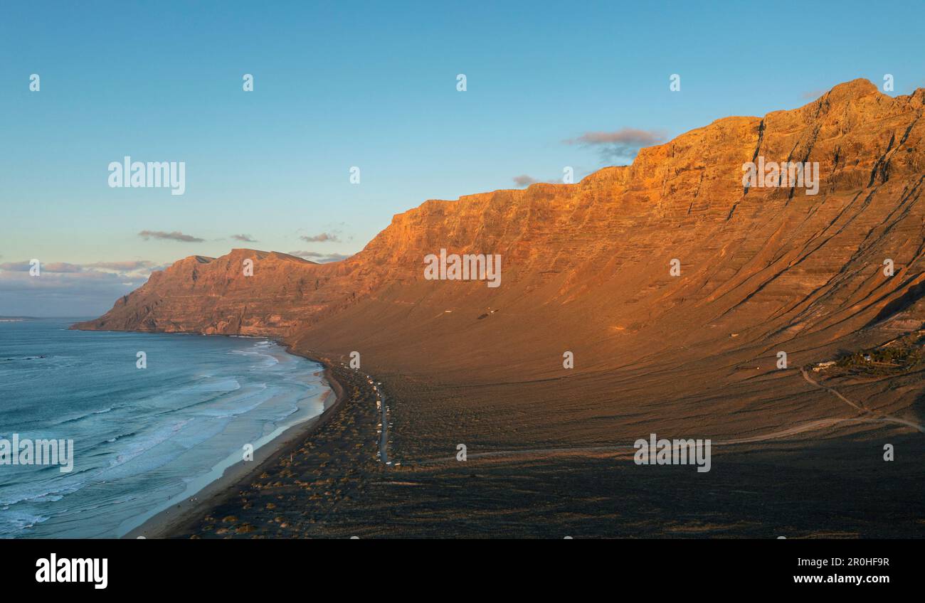 Formazione rocciosa Risco de Famara e Bahia de Penedo alla luce della sera, vista aerea, 2023-01-08, Isole Canarie, Lanzarote Foto Stock