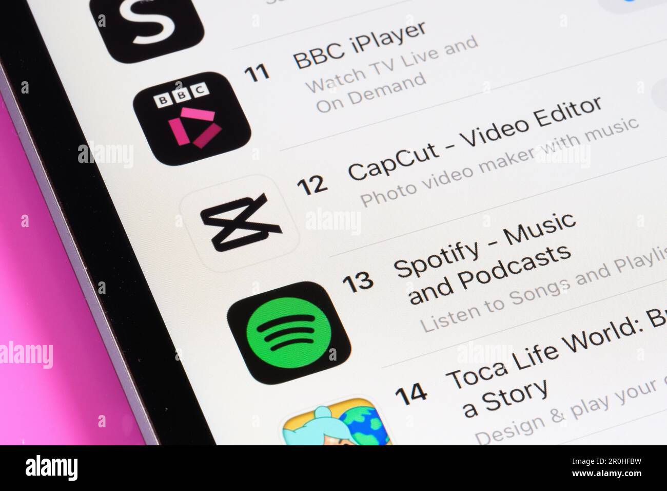 Applicazioni BBC iplayer, CapCut e Spotify visualizzate sull'App Store sullo schermo dell'ipad. Messa a fuoco selettiva. Stafford, Regno Unito, 6 maggio 2023 Foto Stock