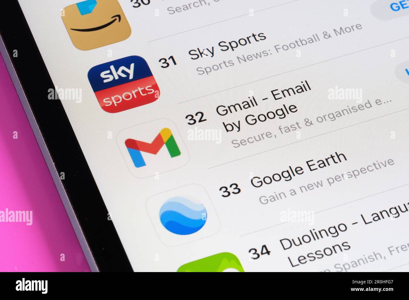 App Sky Sport, Gmail, Google Earth visualizzate sull'App Store sullo schermo dell'ipad. Messa a fuoco selettiva. Stafford, Regno Unito, 6 maggio 2023 Foto Stock