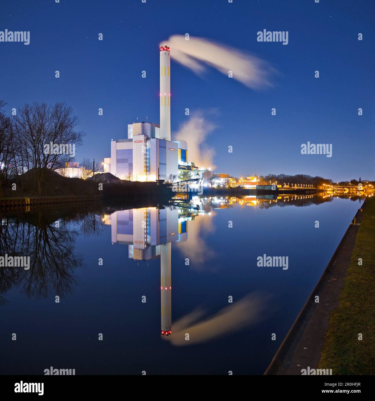 Impianto di scarico di energia GMVA sul canale Reno-Herne di notte, Germania, Renania settentrionale-Vestfalia, zona della Ruhr, Oberhausen Foto Stock