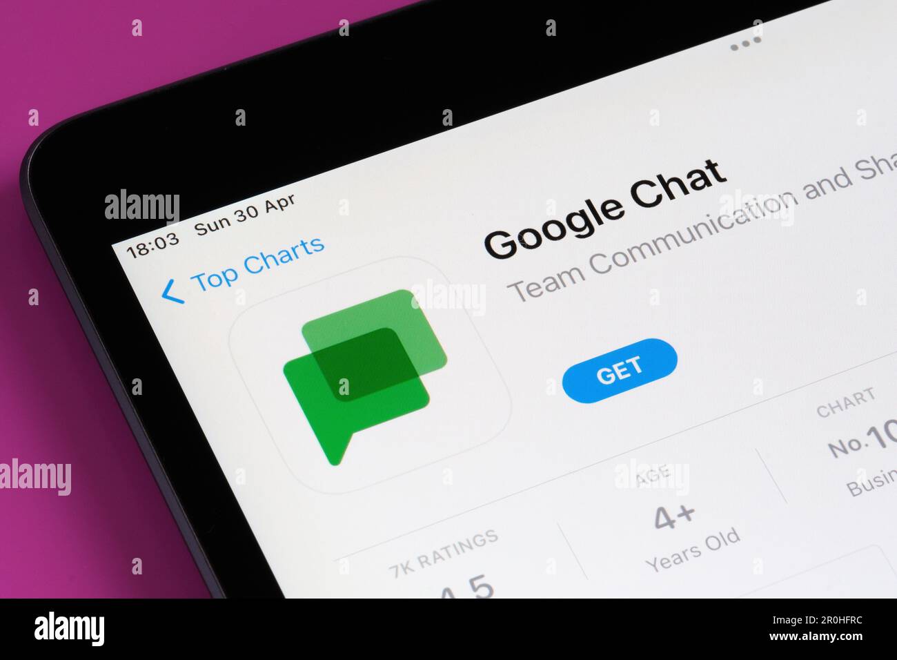 App Google Chat visualizzata in App Store sullo schermo dell'ipad. Messa a fuoco selettiva. Stafford, Regno Unito, 6 maggio 2023 Foto Stock