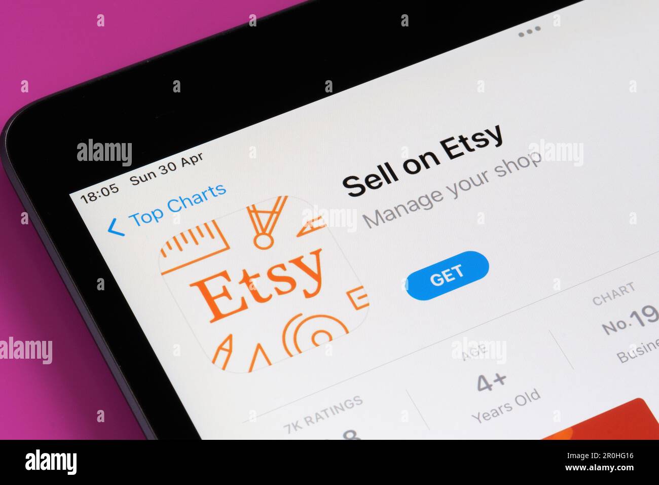 Vendere su Etsy app visto in App Store sullo schermo di ipad. Messa a fuoco selettiva. Stafford, Regno Unito, 6 maggio 2023 Foto Stock