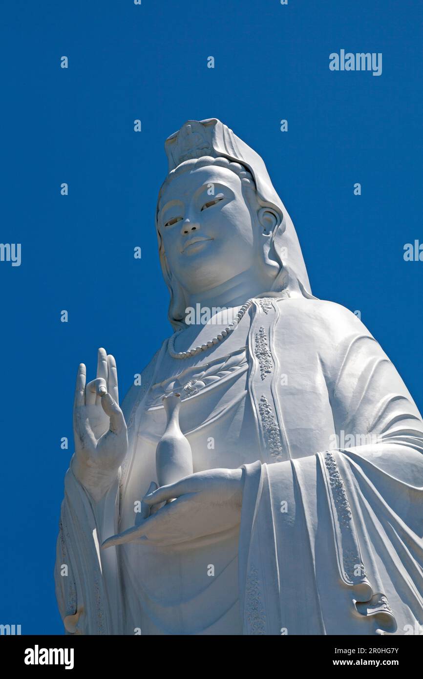 La statua di Guan Yin (Dea della Misericordia) è uno dei simboli di da Nang in Vietnam. La statua è alta 65m m con un diametro inferiore di 30m mm (equivalente a. Foto Stock