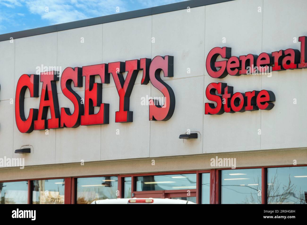 Primo piano del nome della scritta Casey's General Store sulla parte anteriore dell'edificio. Wichita, Kansas, Stati Uniti. Foto Stock