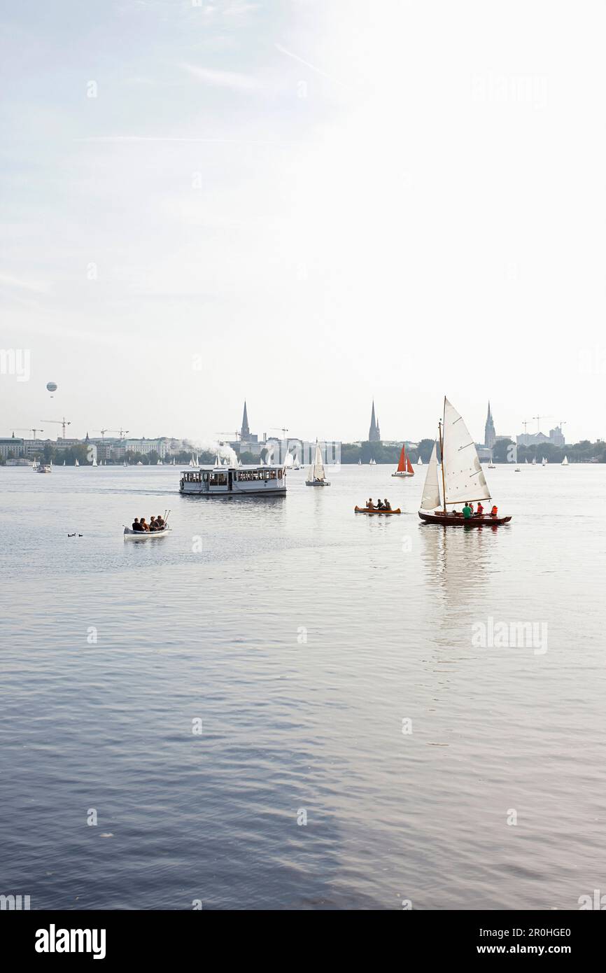 Barche a vela e navi sul lago Alster esterno, Amburgo, Germania Foto Stock