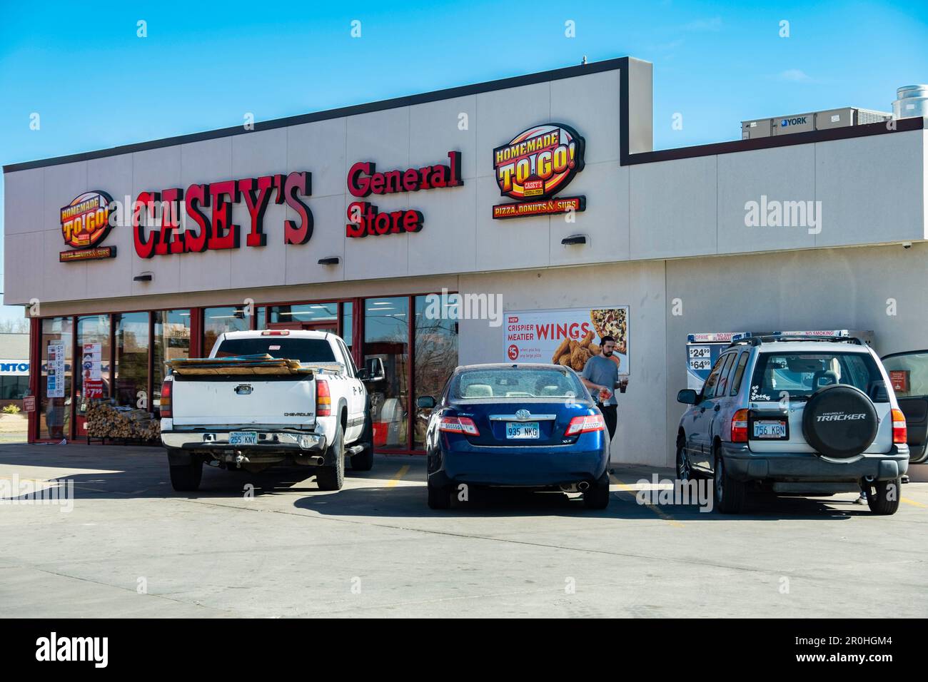 Facciata esterna del Casey's General Store, una società di franchising a Wichita, Kansas, USA. Cliente con cibo a piedi in auto. Foto Stock