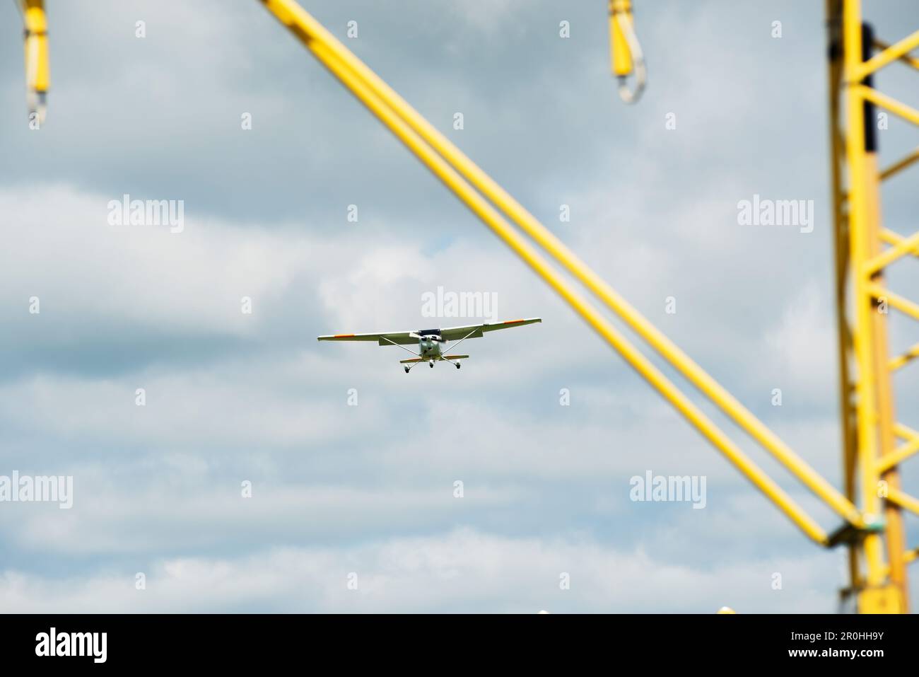 Piccolo aereo privato che sta per atterrare Foto Stock