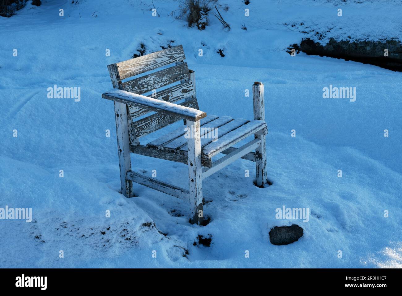 Abbandonata vecchia sedia di legno fuori nel freddo Foto Stock
