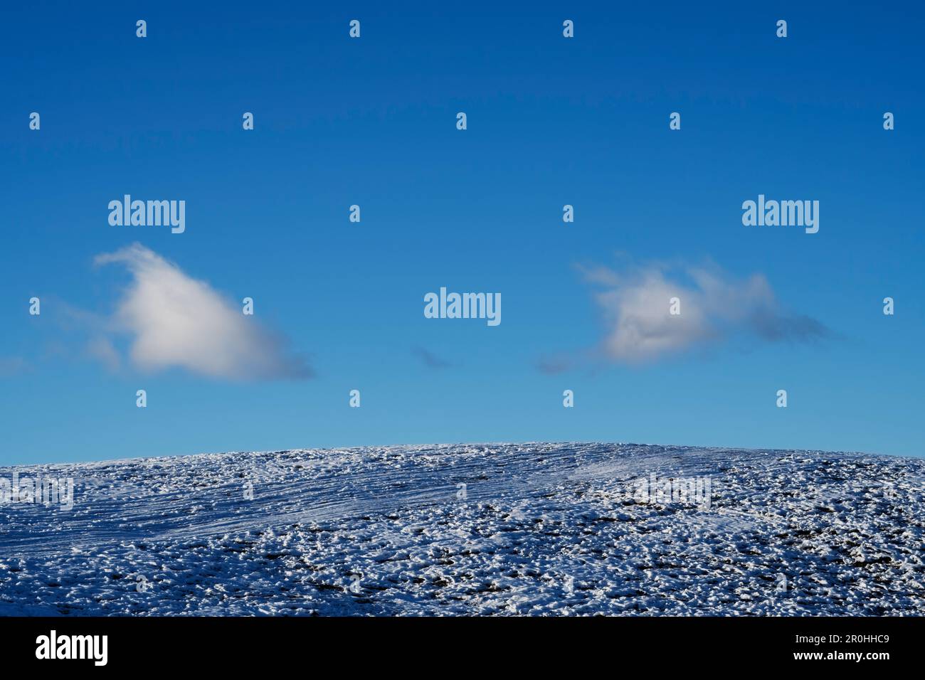 Un campo coperto di neve e di nubi di traino Foto Stock