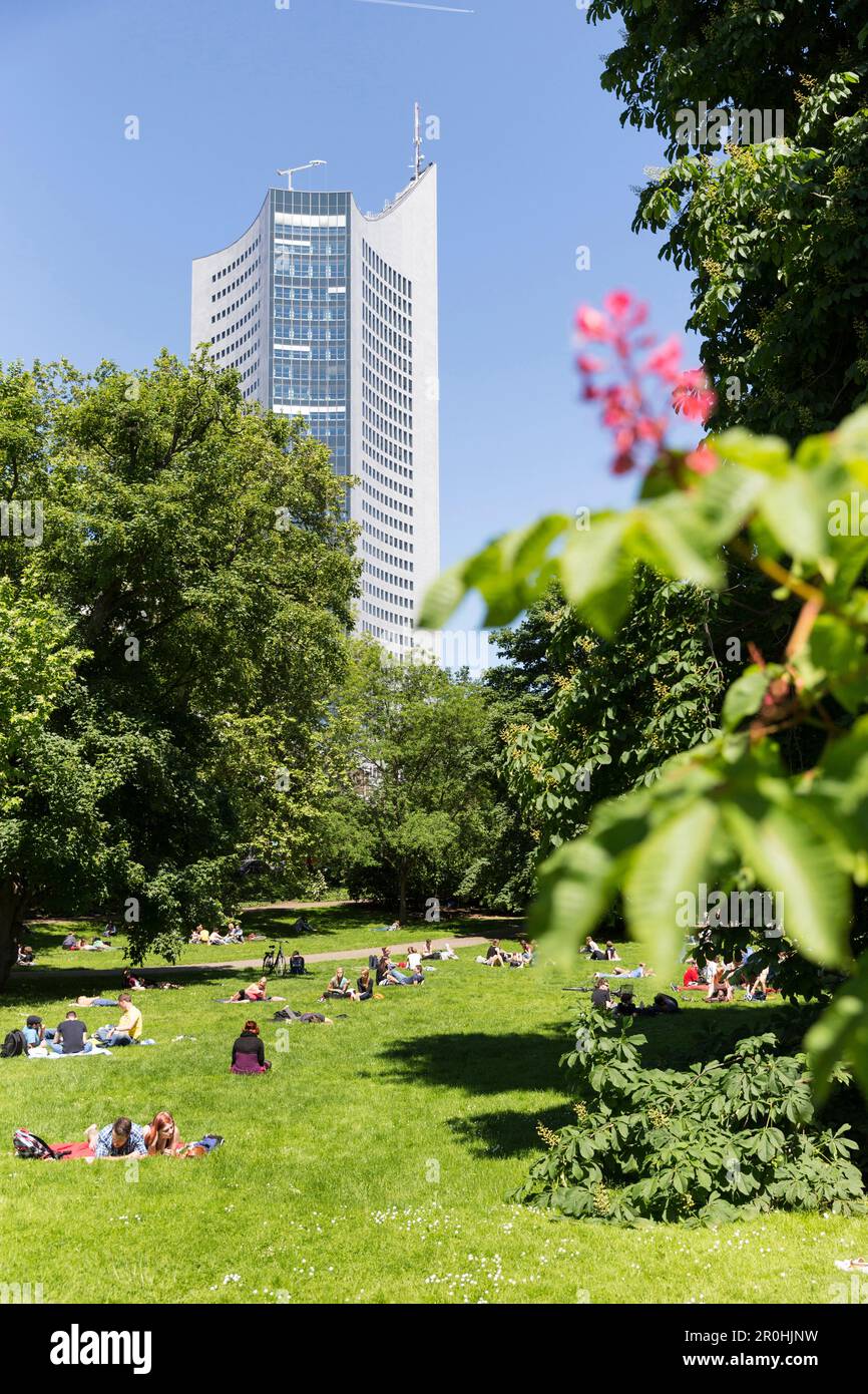 Parco vicino l'Università di Lipsia, City-Hochhaus in background, Leipzig, in Sassonia, Germania Foto Stock