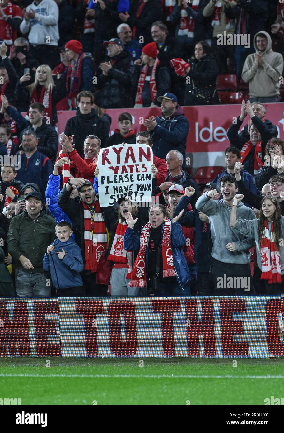 The City Ground, Nottingham, Regno Unito. 8th maggio, 2023. Premier League Football, Nottingham Forest contro Southampton; i fan chiedono Ryan Yates of Nottingham Forest's shirt Credit: Action Plus Sports/Alamy Live News Foto Stock