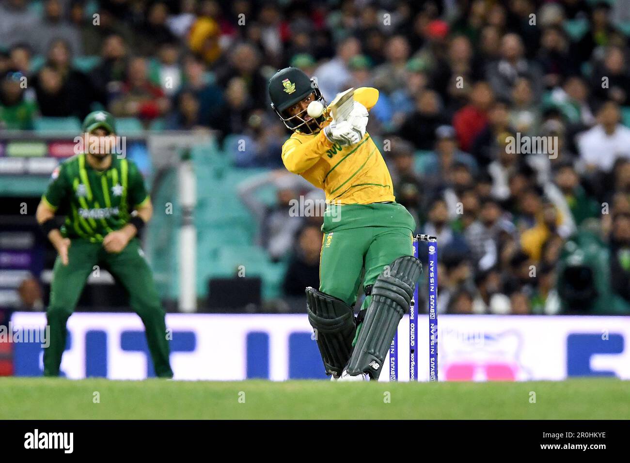 Sydney, Australia, 3 novembre 2022. Temba Bavuma del Sud Africa raggiunge il pallone durante la partita di cricket della Coppa del mondo di CPI Men's T20 tra il Pakistan e il Sud Africa al Sydney Cricket Ground il 03 novembre 2022 a Sydney, Australia. Credit: Steven Markham/Speed Media/Alamy Live News Foto Stock