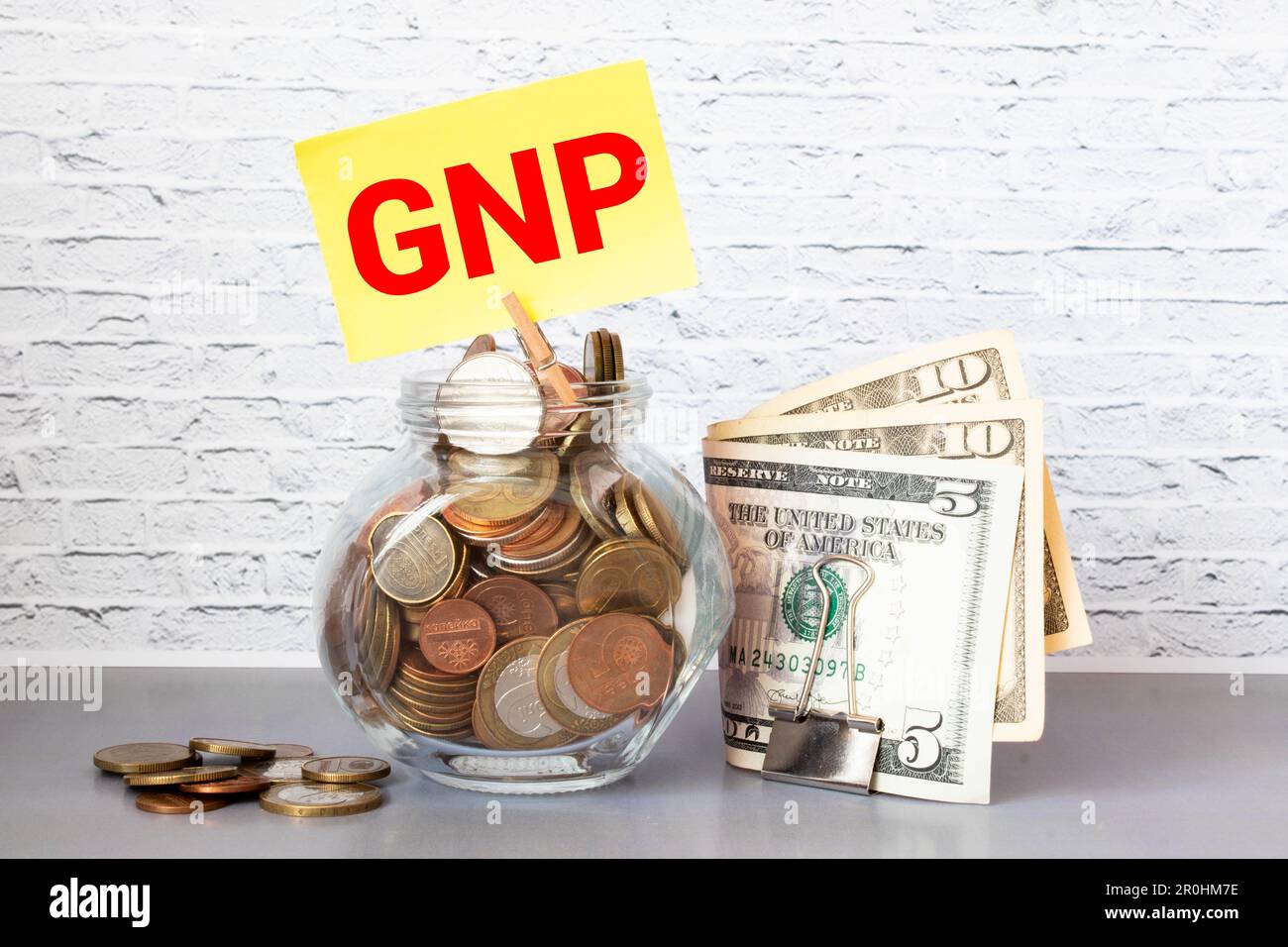 Carrello e testo PNL prodotto nazionale lordo su carta gialla elenco note. Shopping list, business concept su sfondo bianco. Foto Stock