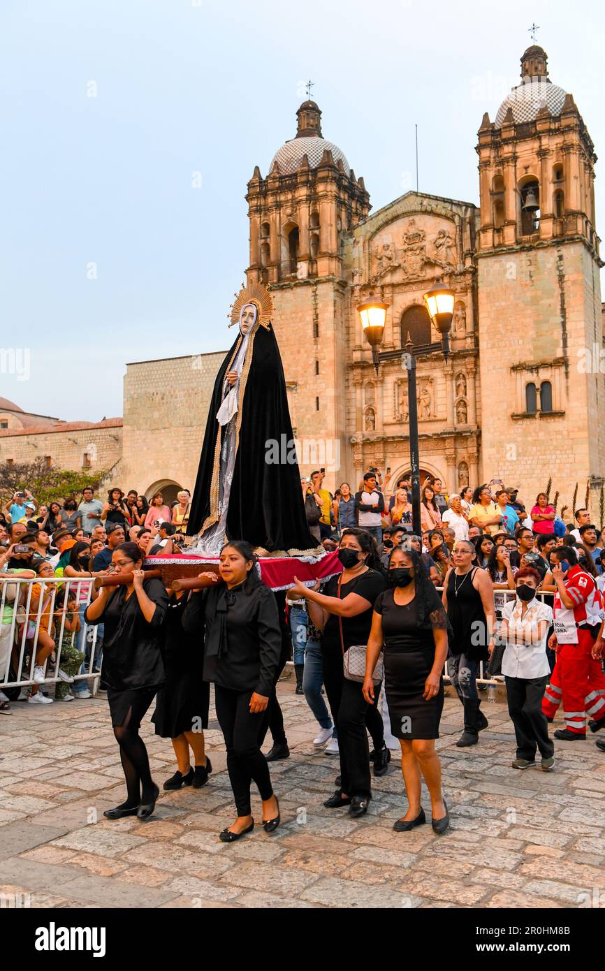 Il Venerdì Santo processione silenziosa a Oaxaca de Juarez, Messico di fronte alla Chiesa di Santo Domingo durante la Semana Santa (Pasqua) Foto Stock