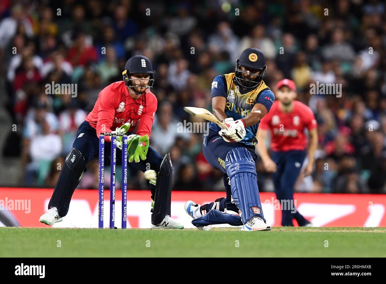 Sydney, Australia, 5 novembre 2022. Il Bhanuka Rajapaksa dello Sri Lanka colpisce la palla durante la partita di cricket della Coppa del mondo T20 tra Inghilterra e Sri Lanka presso il Sydney Cricket Ground il 05 novembre 2022 a Sydney, Australia. Credit: Steven Markham/Speed Media/Alamy Live News Foto Stock