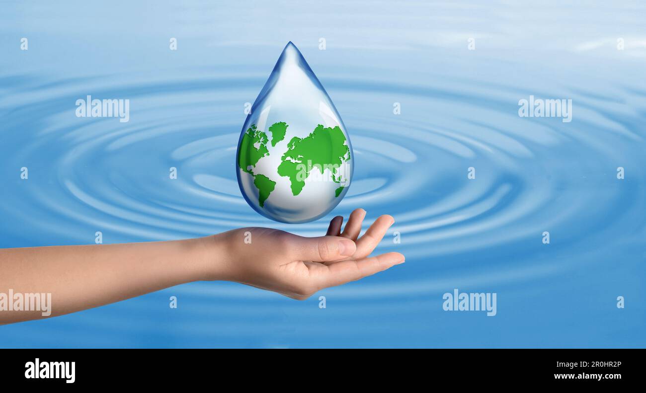 Donna che tiene l'icona della Terra in goccia su sfondo blu, primo piano. Concetto di risparmio d'acqua Foto Stock