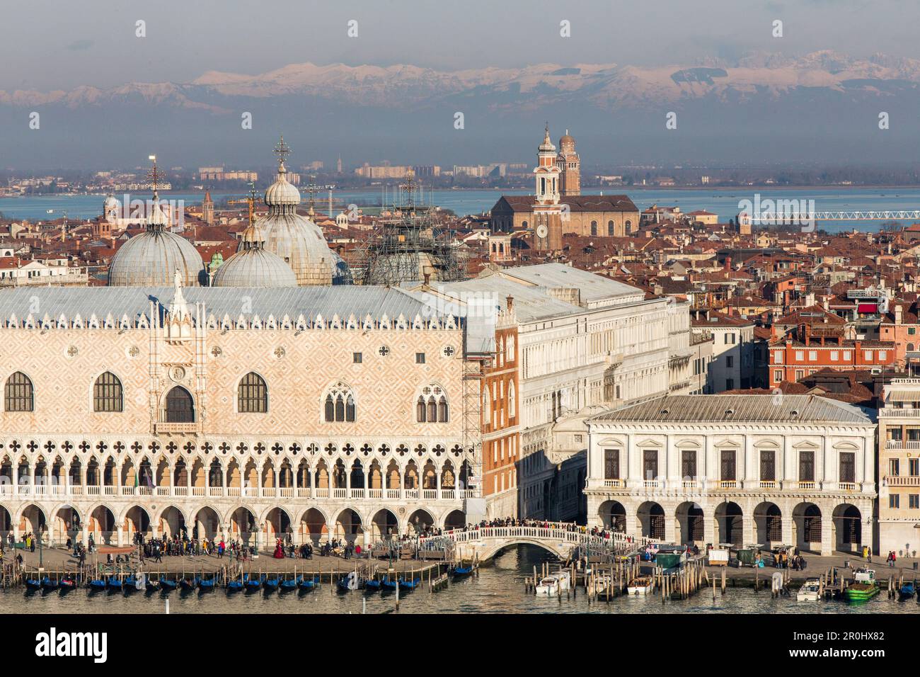 Veduta aerea di venezia con il Campanile di San marco, montagne innevate delle Alpi sullo sfondo, Venezia, Veneto, Italia Foto Stock