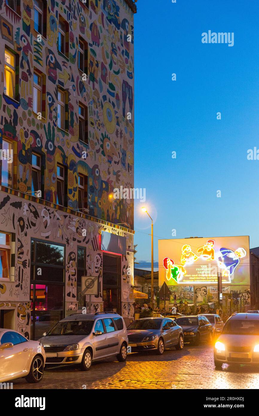 Edificio a Karl-Liebknecht-Strasse, neon segno ex GDR segno Lipsia, Sassonia, Germania Foto Stock