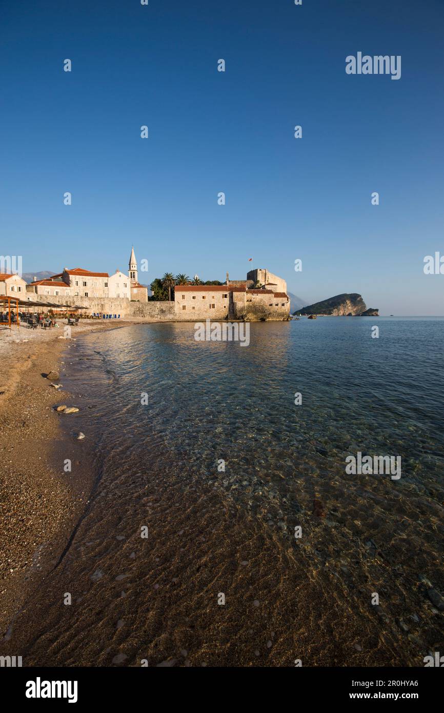 Spiaggia Vicino a Stari Grad, Città Vecchia con la Chiesa della Santissima Trinità, Budva, Montenegro Foto Stock