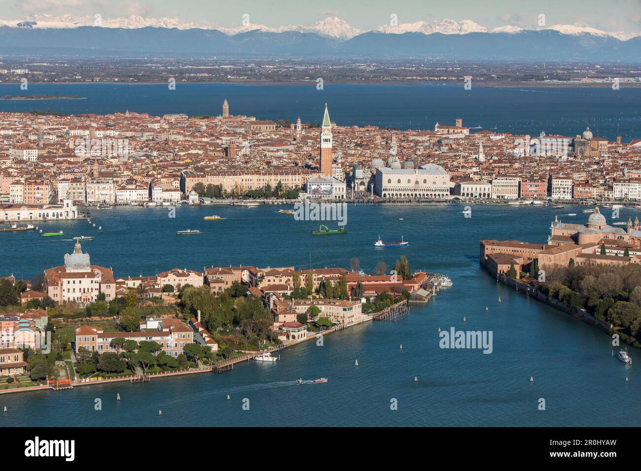 Veduta aerea di Venezia con Giudecca, San Giorgio maggiore e il Campanile di San Marco, montagne innevate delle Alpi sullo sfondo, Venezia, Veneto Foto Stock