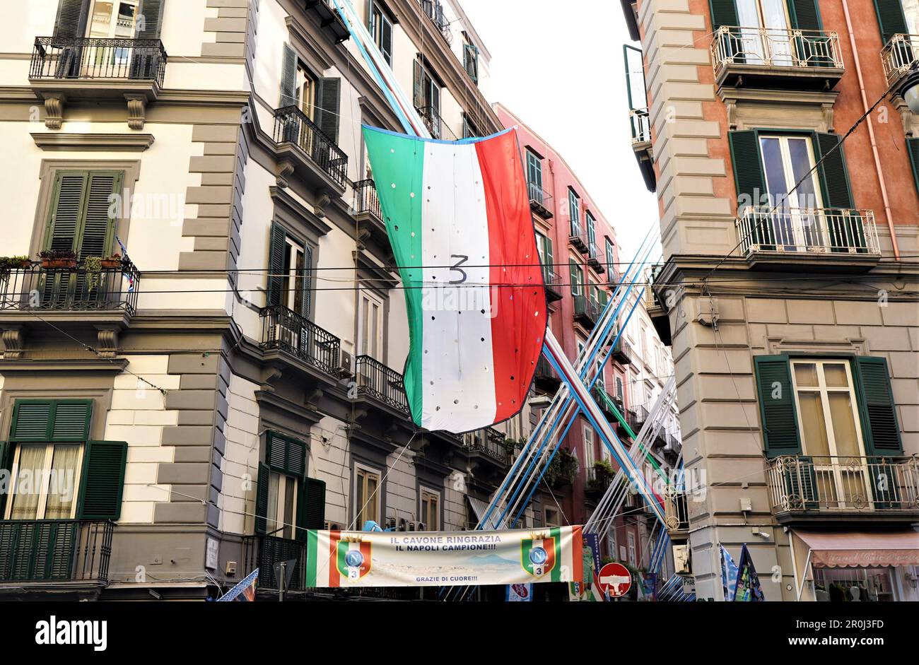 Napoli campioni d'Italia.NAPOLI, ITALIA - MAGGIO 06: Il murale raffigurante Diego Armando Maradona nei quartieri Sapgnoli e bandiere, striscioni e nastri esposti a forcella per celebrare la vittoria della terza Serie A. Nelle strade del centro storico e nei vari quartieri di Napoli sono state allestite decorazioni, bandiere e striscioni che celebrano il campionato di calcio giocato dalla squadra allenata da Spalletti. Trentatré anni dopo l'ultimo periodo di Diego Armando Maradona. Strade piene di striscioni con inni per la squadra e molti negozi che vendono T-shirt e molti altri g Foto Stock