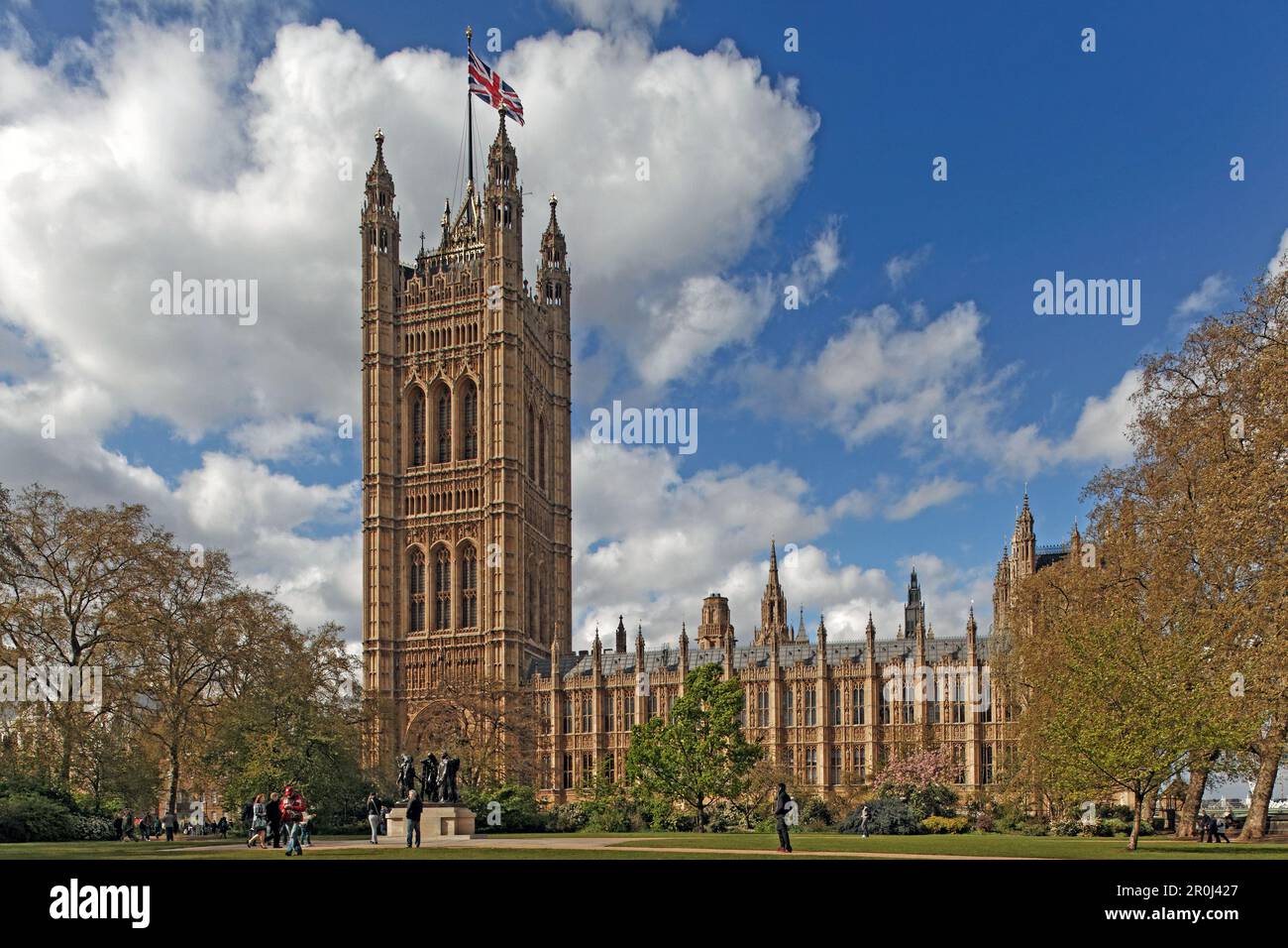 Victoria Tower Garden e Victoria Tower of the Houses of Parliament, Westminster, Londra, Inghilterra, Regno Unito Foto Stock